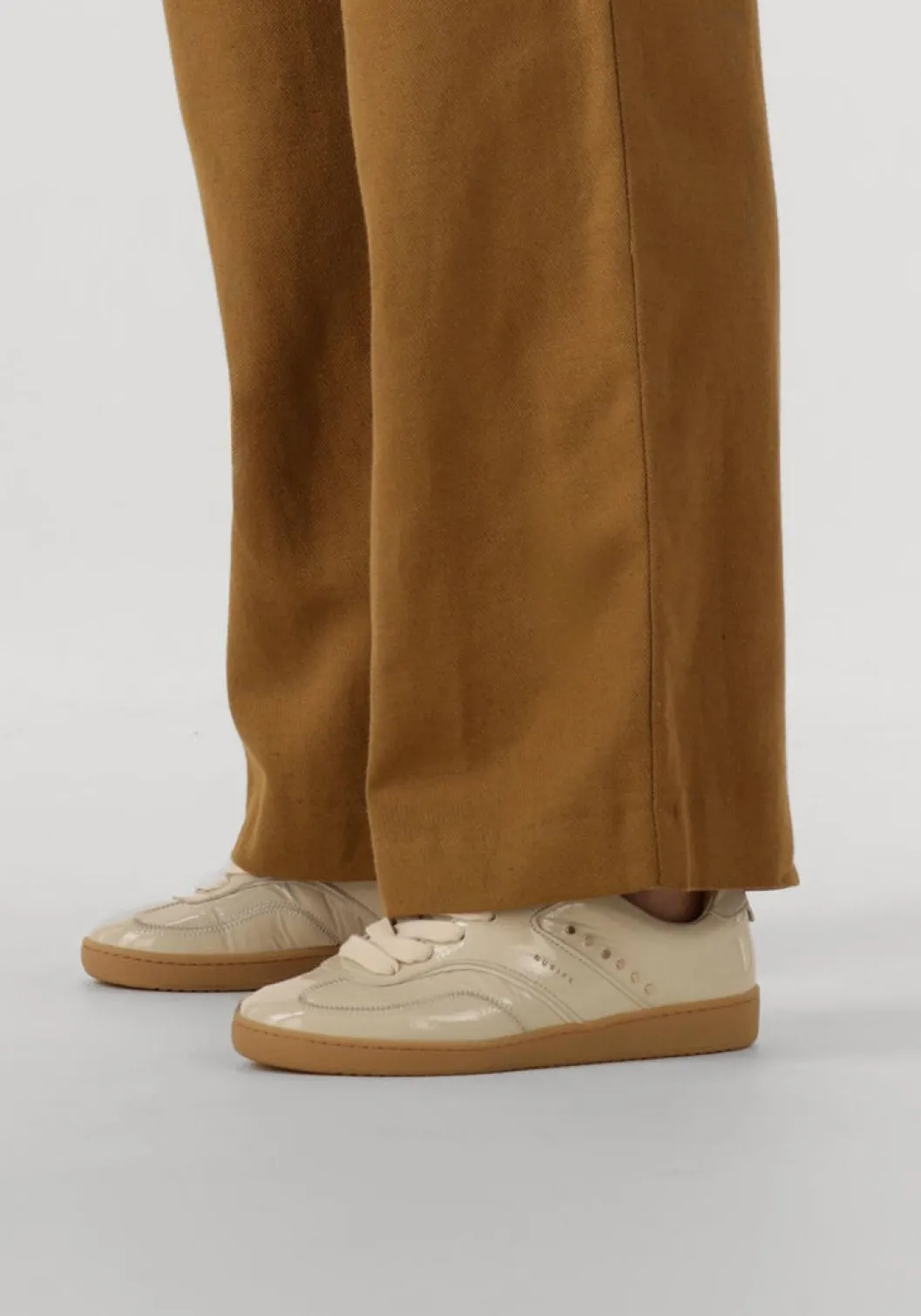 beige nubikk lage sneakers ray owen studs