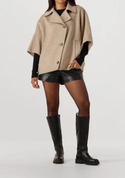 beige studio ar mantel avy