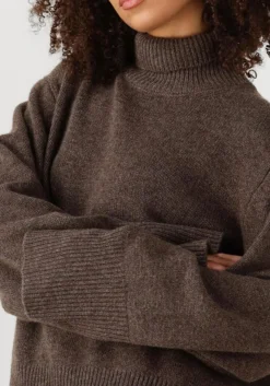 bruine second female coltrui alpha knit t-neck
