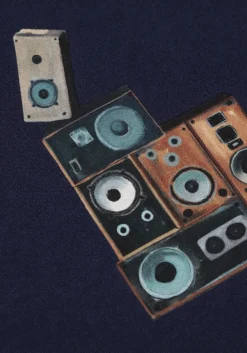 donkerblauwe filling pieces t-shirt t-shirt speaker wall