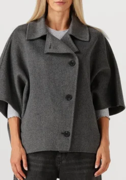 grijze studio ar mantel avy